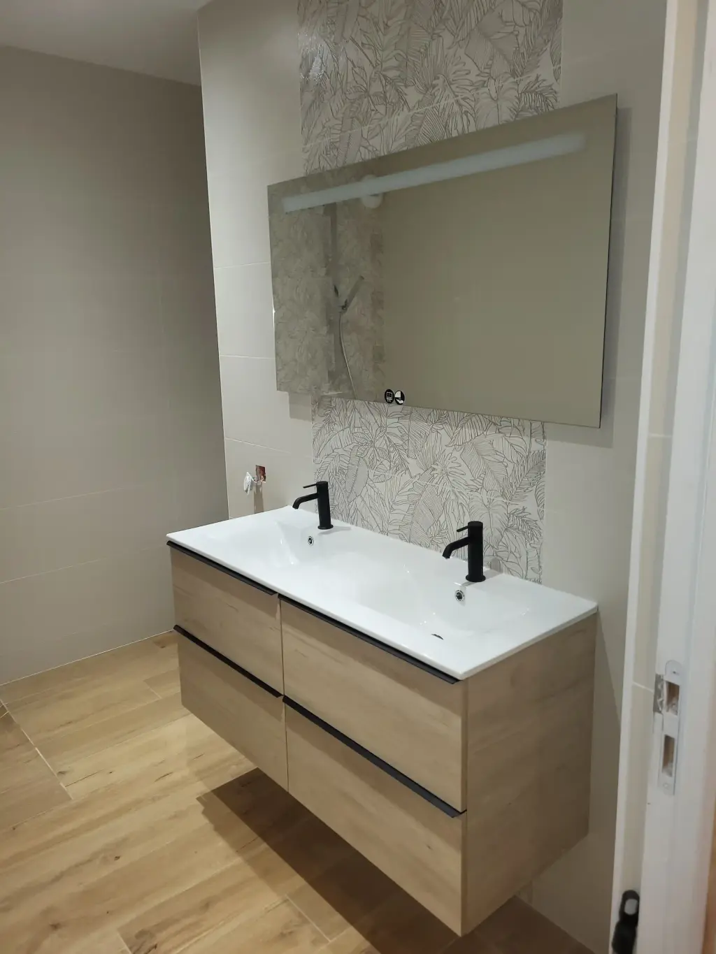 Installation d’un meuble double vasque suspendu avec mitigeurs et raccordements sanitaires au Mené