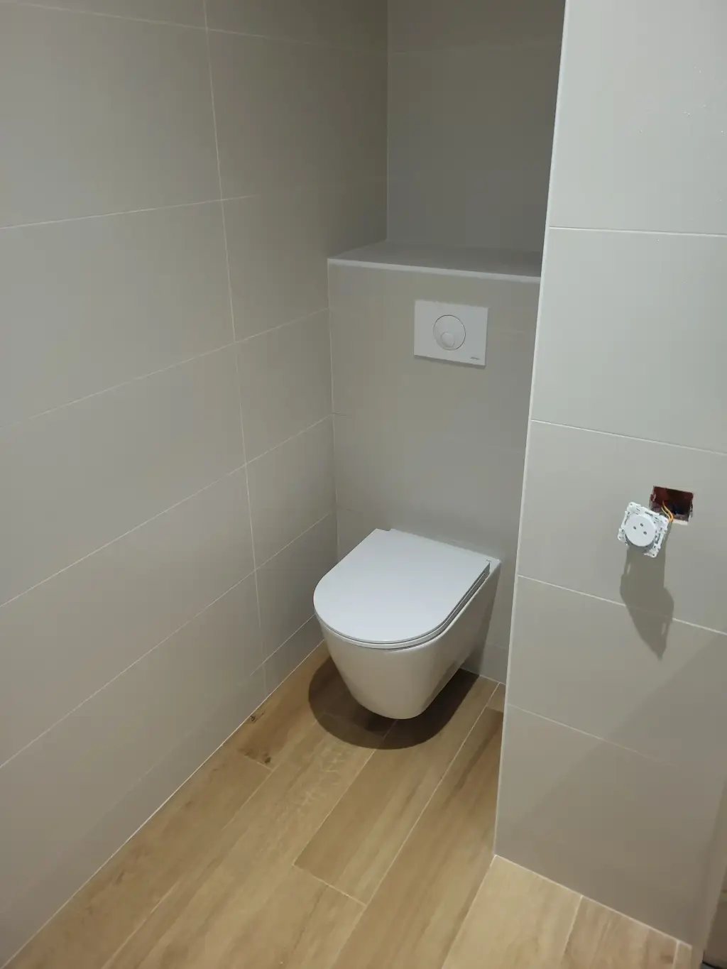 Installation d’un WC suspendu avec bâti-support et raccordement sanitaire intégré