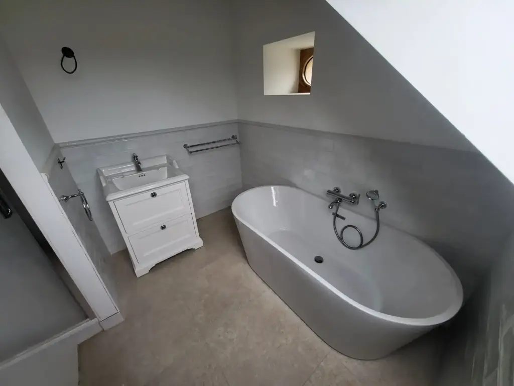 Salle de bain rénovée avec douche à l’italienne et meuble vasque moderne