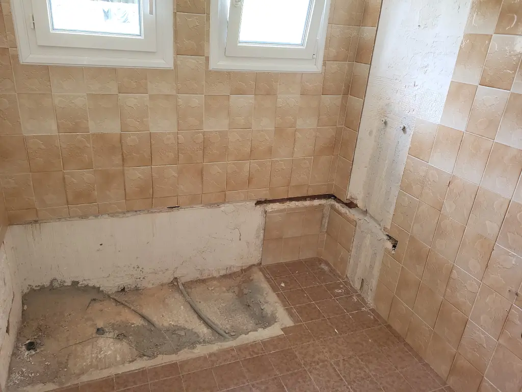Salle de bain avant rénovation avec anciens équipements sanitaires